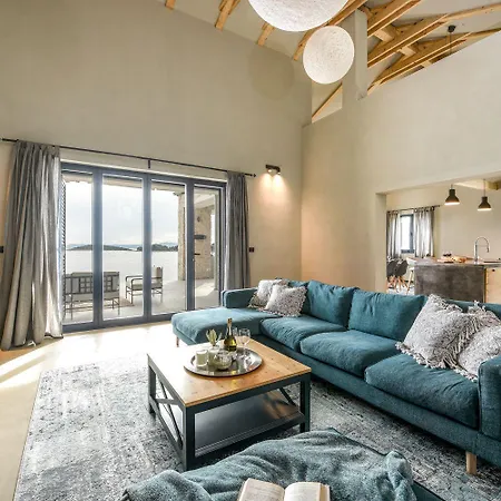 Akira Villa *